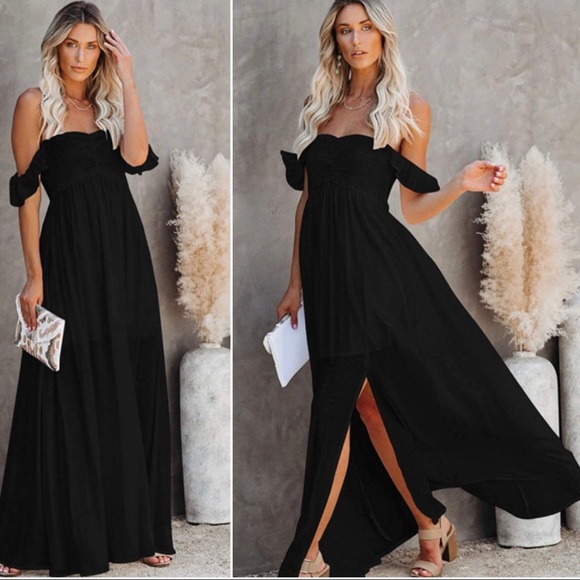 Dresses & Skirts - ✨Stunning Off Shoulder Maxi Dress✨